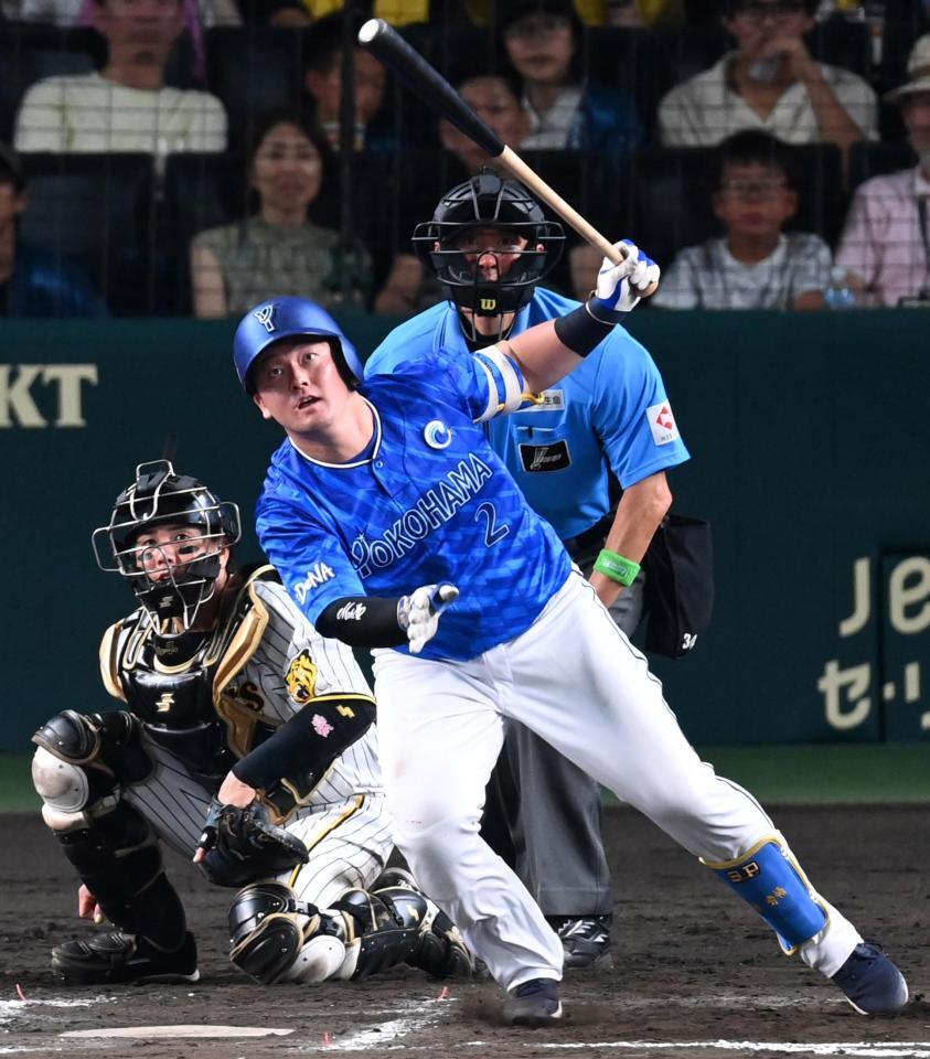 　７回、中前打を放つ牧（撮影・飯室逸平）