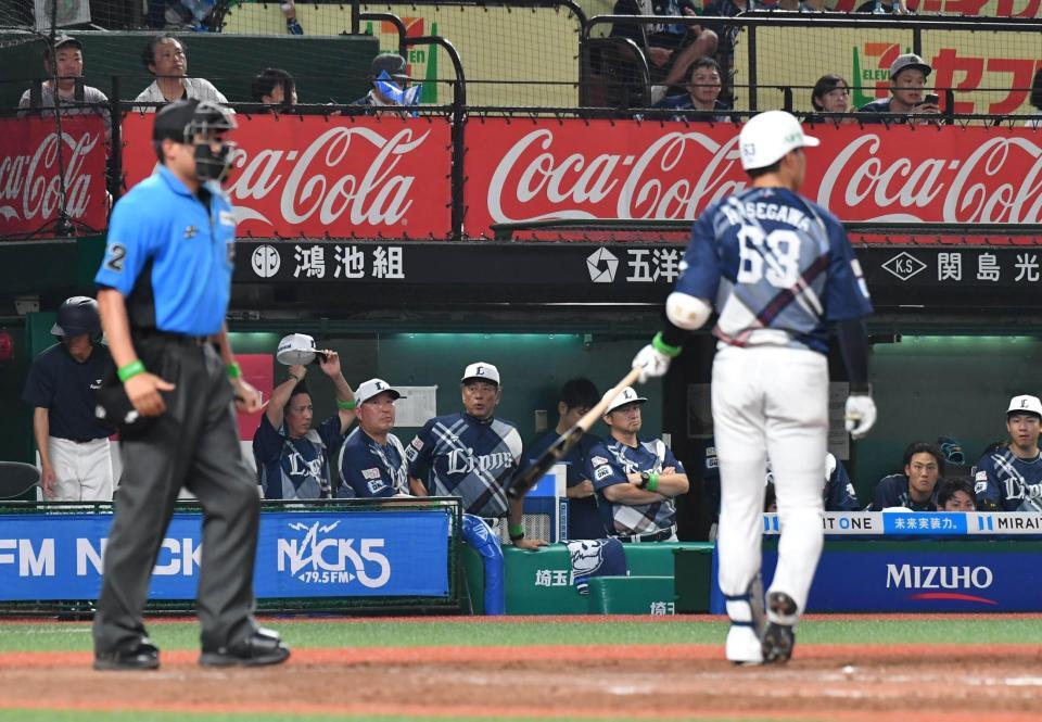 　９回、長谷川が見逃しの三振に倒れ、１１連敗が決まった西武ベンチ（撮影・持木克友）