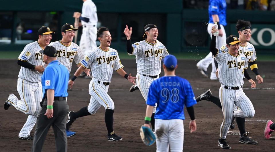 　歓喜の表情で原口の元へ駈ける阪神ナイン（撮影・飯室逸平）