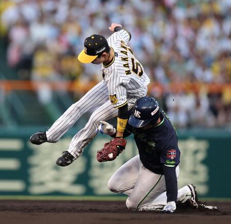 　３回、丸山和の遊ゴロでアウトになる吉村（手前）と送球を受けた二塁手の中野（撮影・中田匡峻）