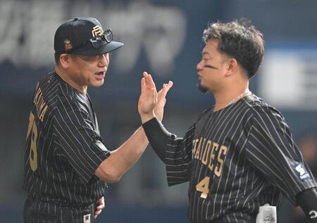 　森とタッチをかわす中嶋監督（左）＝撮影・石井剣太郎