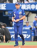 　メンバー表交換に向かう三浦監督