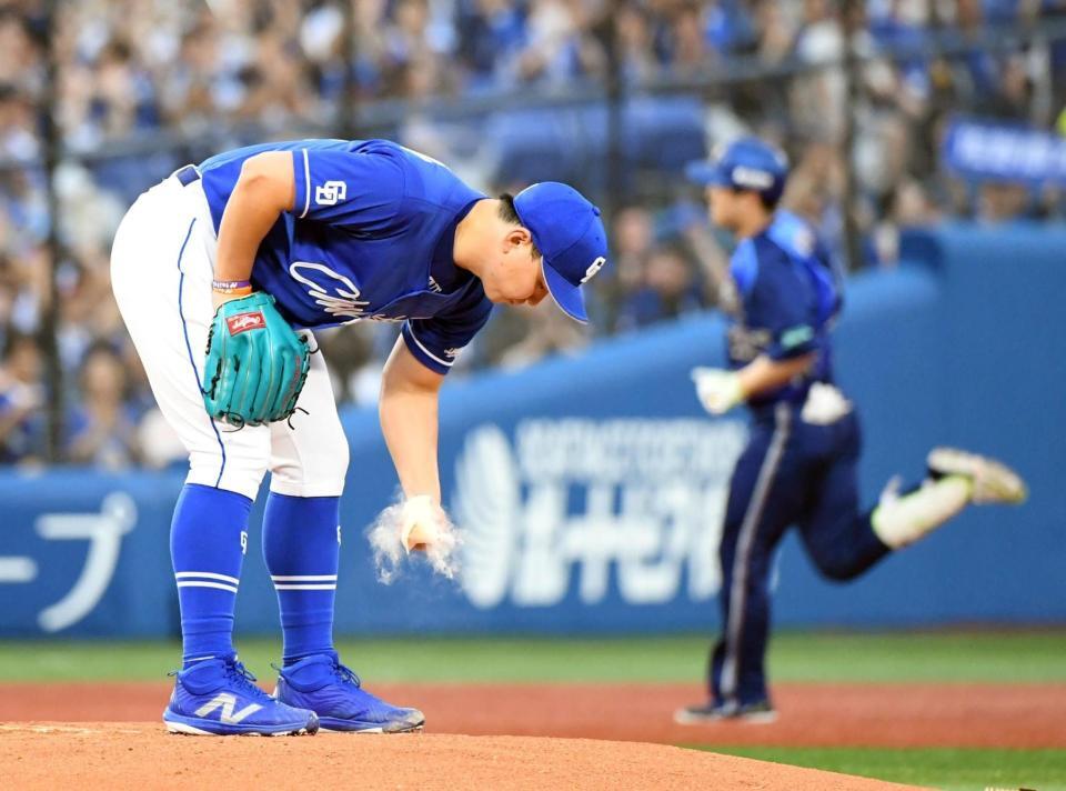 　２回、小笠原（左）は佐野（右）に３ランを打たれる（撮影・佐藤厚）