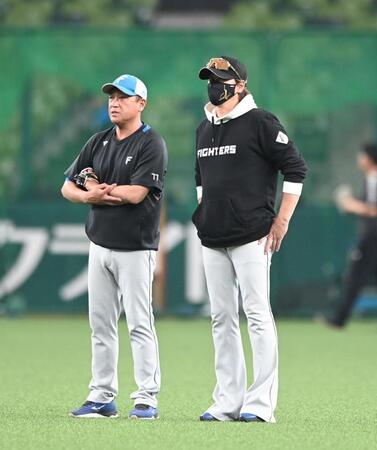 　林ヘッドコーチ（左）と話し込む新庄監督（撮影・園田高夫）