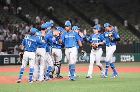 　連勝を決め喜ぶ日本ハムナイン（撮影・園田高夫）