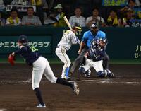 　５回、近本への投球がワイルドピッチになり阪神が勝ち越す（撮影・山口登）