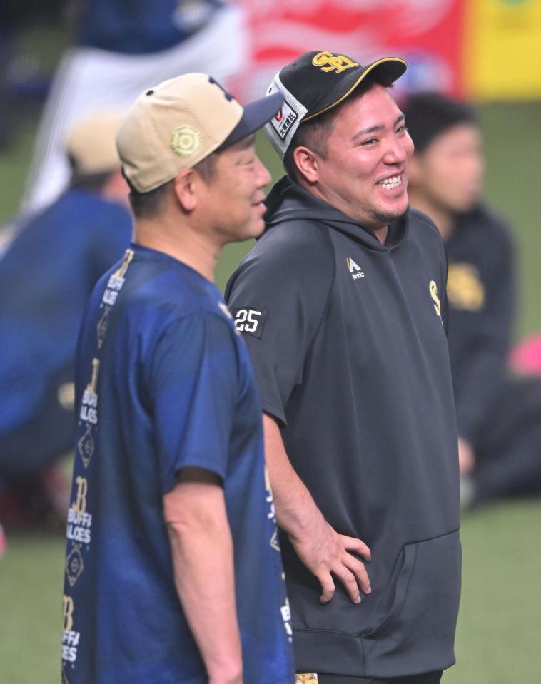 　中嶋監督と話す山川（右）＝撮影・石井剣太郎