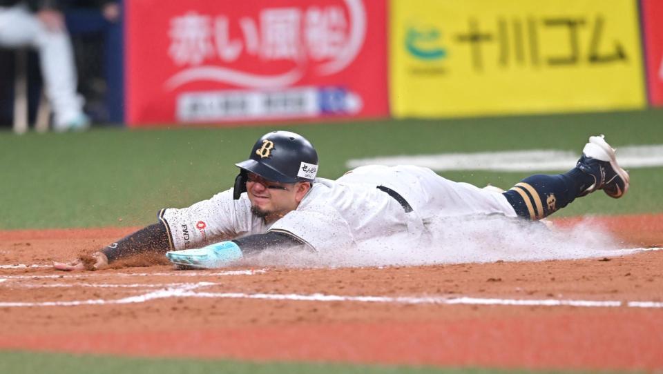 　９回、頓宮の犠飛で本塁に滑り込む森（撮影・石井剣太郎）