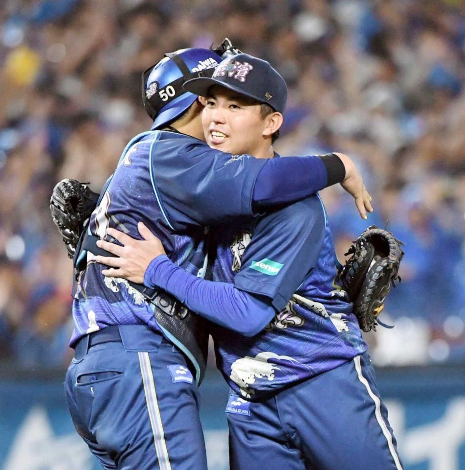 　７安打完封で８勝目を挙げ、山本（左）と抱き合う東（撮影・佐藤厚）