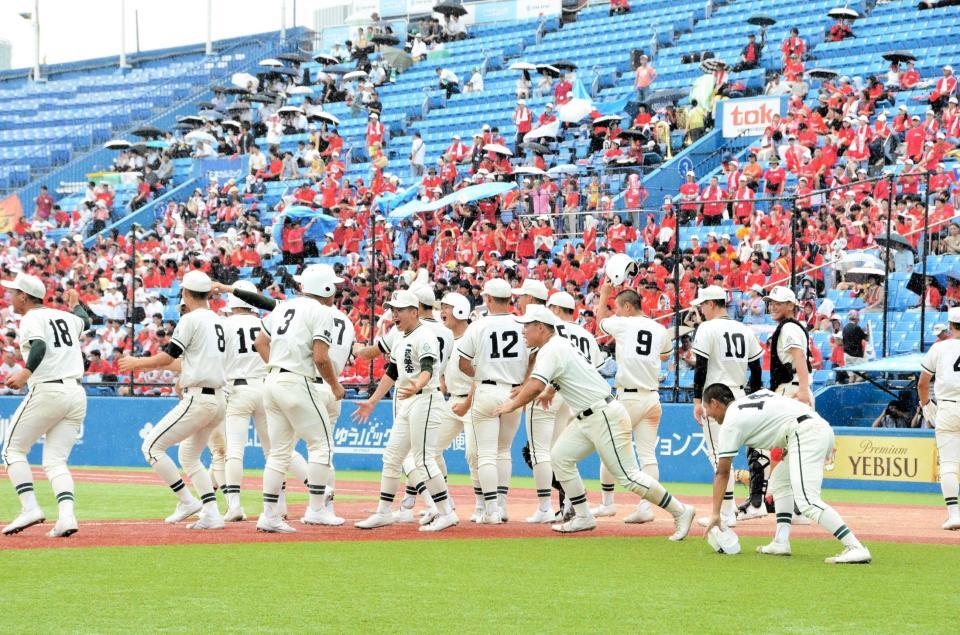 　サヨナラ勝利を決め喜ぶ二松学舎大付ナイン