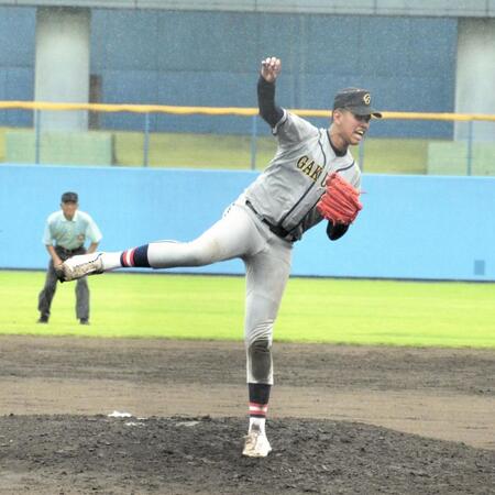 　雨の中、力投する千葉学芸・菊地