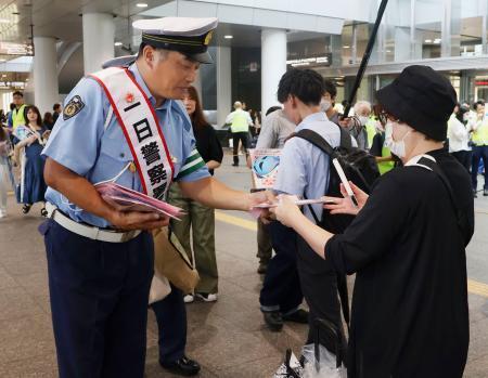 　愛知県警中村署の一日署長に就任し、名古屋駅前で自転車のヘルメット着用を呼びかけるプロ野球元中日の山本昌さん＝１２日午前