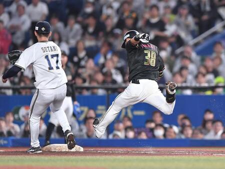 　４回、ファーストへの先制タイムリー内野安打を放ち一塁ベースへ快足を飛ばす高部（右）。左はベースカバーに入る先発・曽谷（撮影・開出牧）