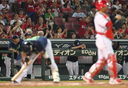 　９回、代打・山田が見逃し三振に倒れ、うつむく高津監督（撮影・市尻達拡）