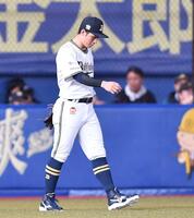 　４回、中村奨の飛球を落球し肩を落とす左翼手・西川（撮影・開出牧）