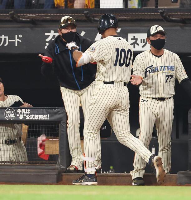 日本ハム・新庄監督「あれは進塁打のサイン」万波の一発に苦笑い/野球
