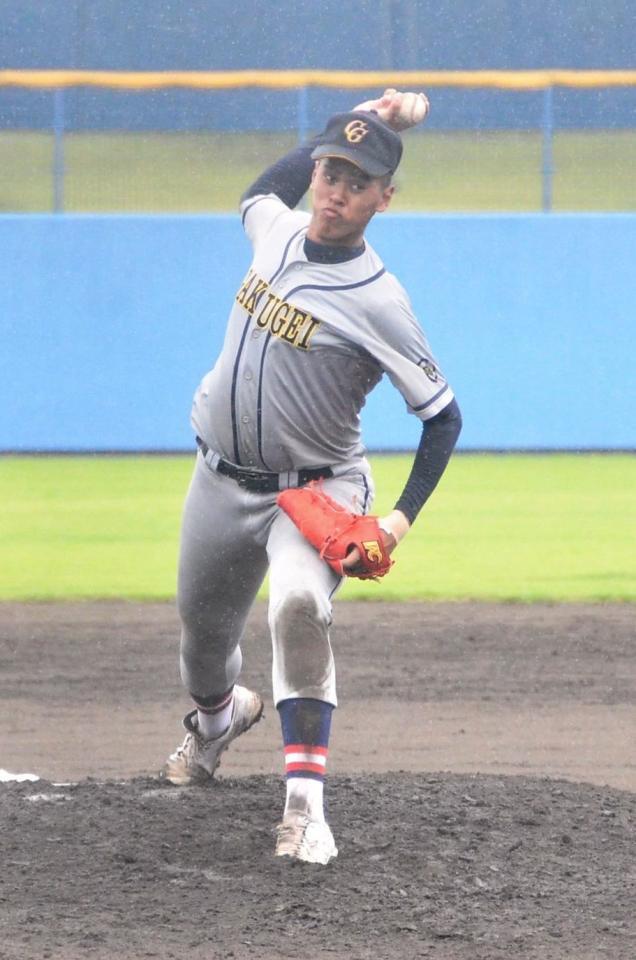 　雨の中で力投する千葉学芸・菊地