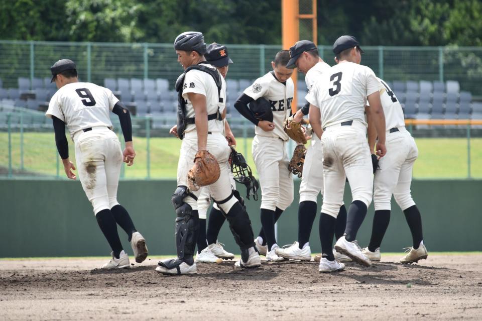 　五回のピンチでマウンドに集まる広島工の選手たち