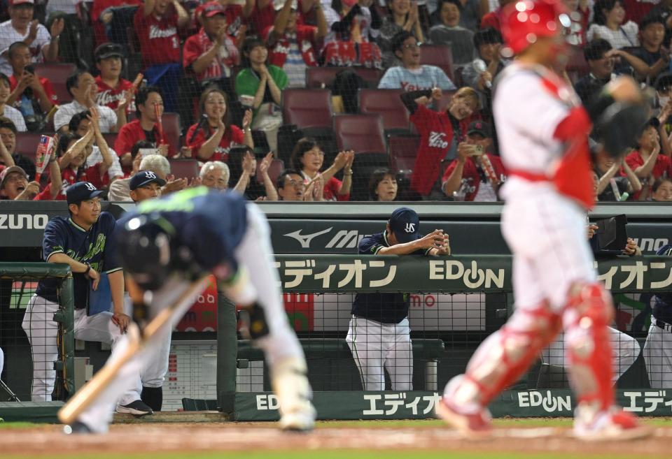 　９回、代打・山田が見逃し三振に倒れ、うつむく高津監督（撮影・市尻達拡）