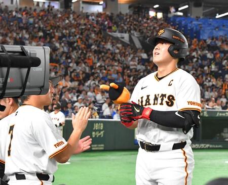 巨人・岡本和　２戦連発！リーグ単独トップ１６号　左翼席へ先制ソロ