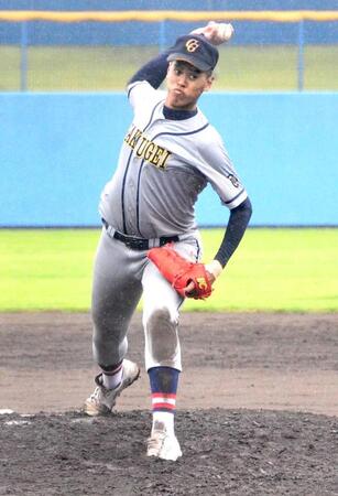 　雨の中、力投する千葉学芸・菊地