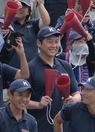 　甲南高校野球部の応援にかけつけた広島・新井監督。スタンドから次男颯真選手に声援を送る（撮影･金居みつよし）