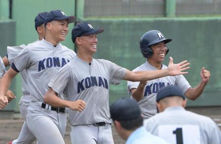 　試合終了の瞬間、マウンドに駆け寄り喜ぶ新井（中央）ら甲南ナイン（撮影・金居みつよし）