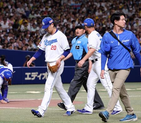 【写真】涌井がまた緊急降板　二回の投球練習中に異変か　コーチにうながされベンチへ　本拠地スタンドがざわつく