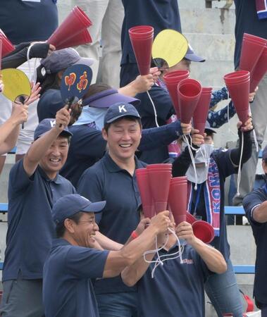 　甲南高校野球部の応援にかけつけた新井監督。甲南の先取点に笑顔を見せる（撮影・金居みつよし）