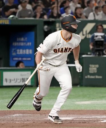 　６回巨人２死二塁、グリフィンが中越えに適時二塁打を放つ＝東京ドーム