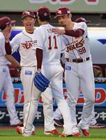 　３安打完封で３勝目を挙げた岸（11）を迎える今江監督（右）ら