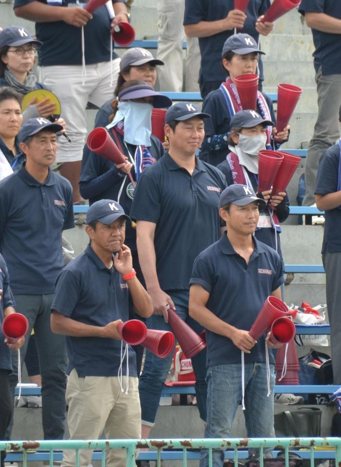 　次男の試合を現地で観戦する広島・新井監督（中段左から２番目）