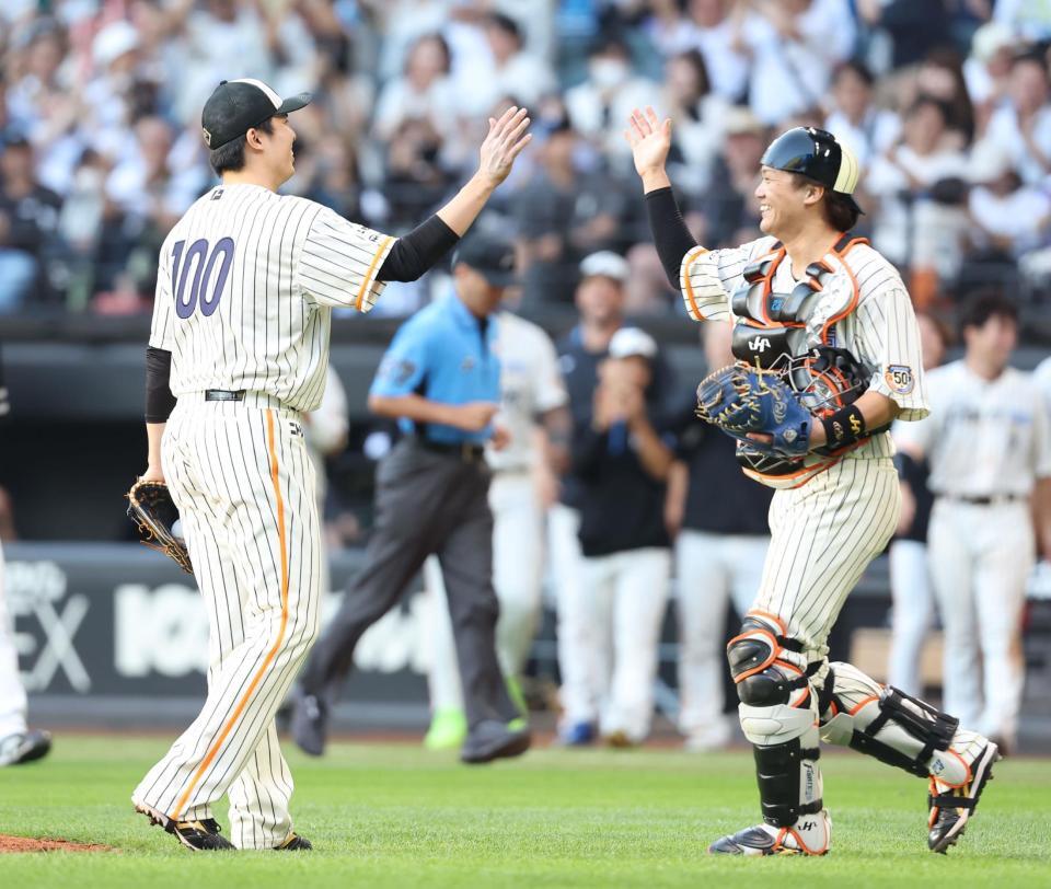 　勝利をあげ、タッチを交わす田中正（左）と伏見（撮影・中島達哉）