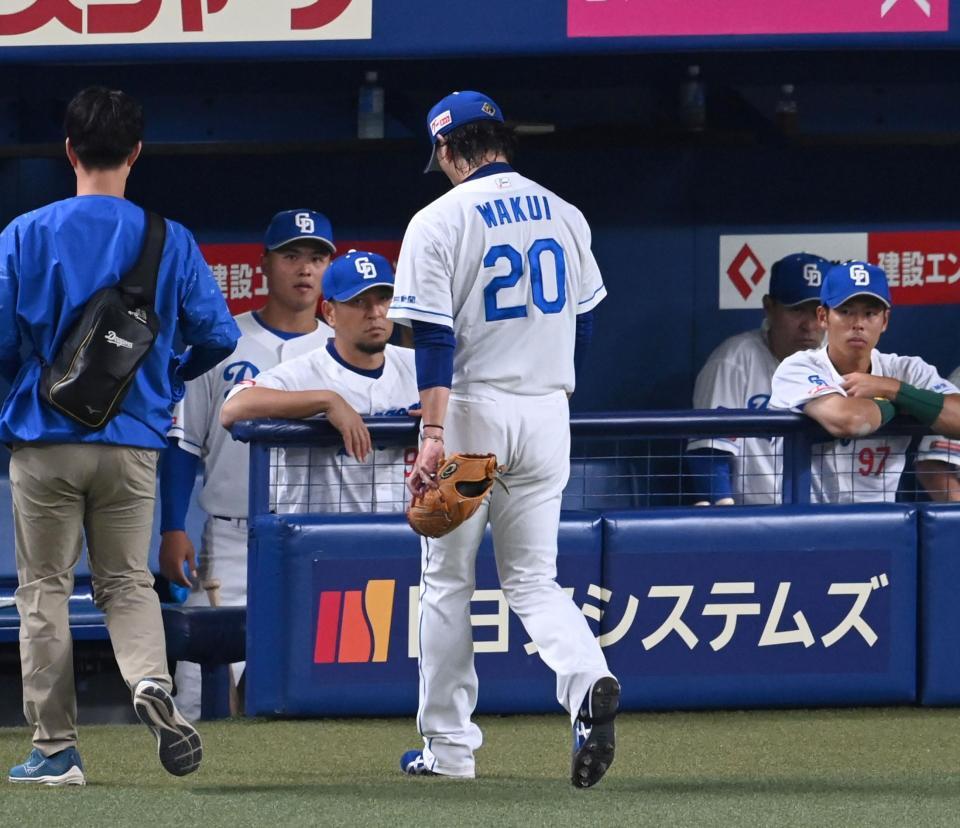 　２回、降板しベンチへ戻る涌井（撮影・飯室逸平）