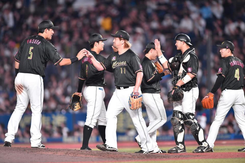 　オリックスに連勝しタッチを交わす沢村（１１）らロッテナイン（撮影・開出牧）