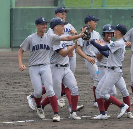 　試合終了の瞬間、マウンドに駆け寄り喜ぶ新井（左端）ら甲南ナイン（撮影・金居みつよし）