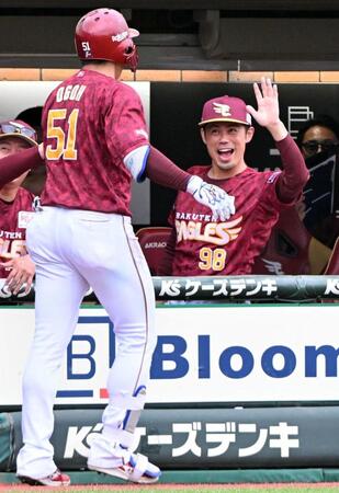 　８回、右越えに２ランを放った小郷を迎える今江監督（右）