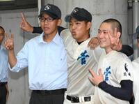 　試合後の記念撮影で、おどけた表情を見せる菅・岩瀬将（中央）＝撮影・堀内翔