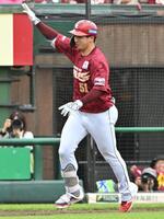 　８回、右越えに２ランを放った小郷