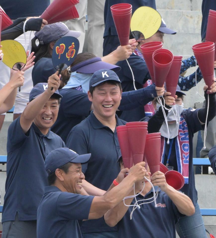 　甲南高校野球部の応援にかけつけた広島・新井監督。５回裏の先取点に笑顔を見せる（撮影・金居みつよし）