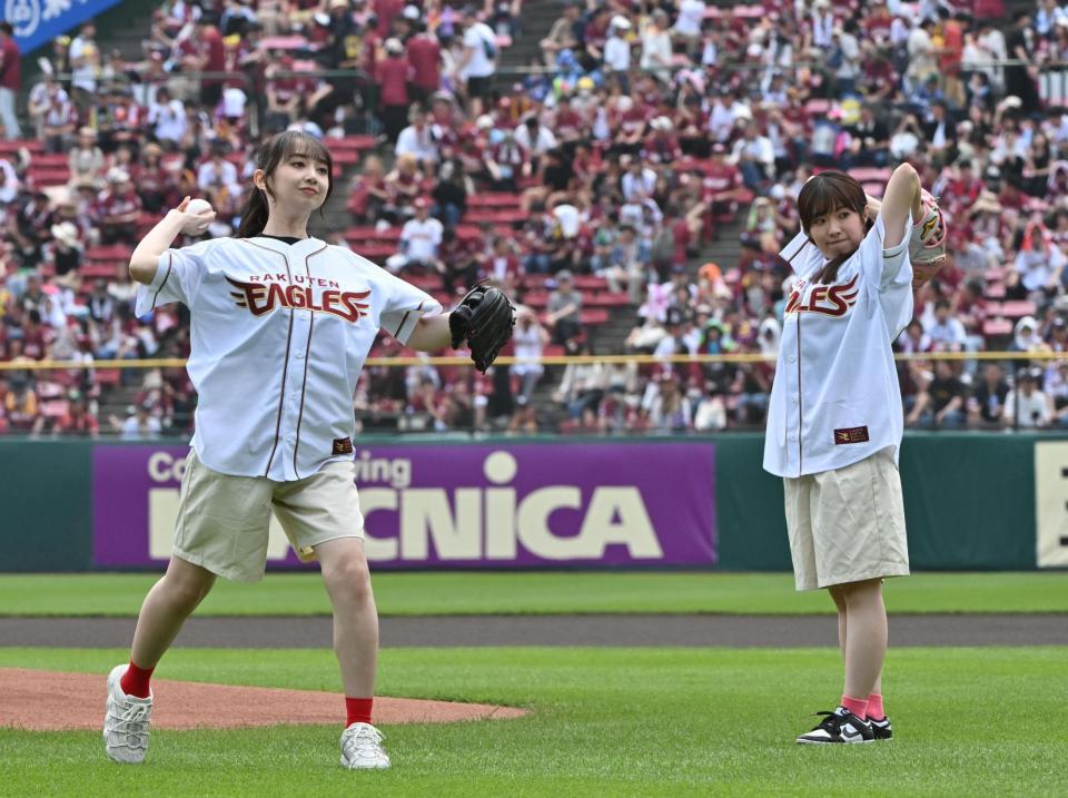 　セレモニアルピッチを行う声優の小宮有紗（左）と降幡愛