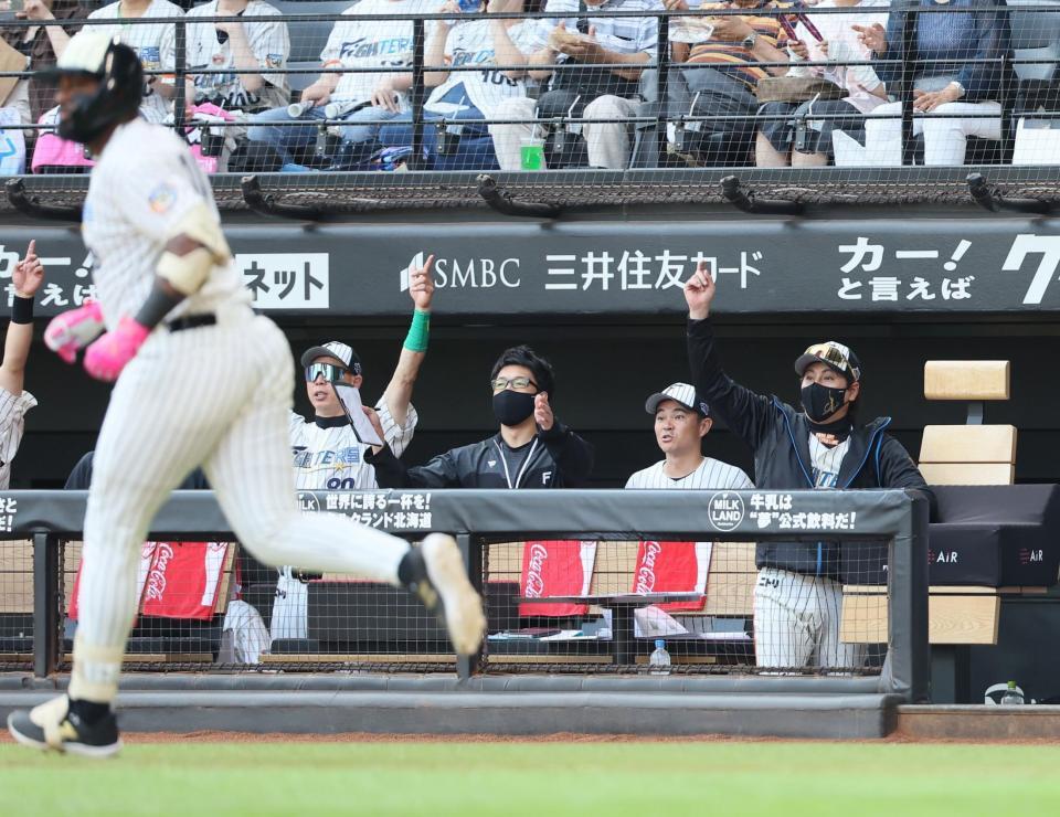 　６回、レイエス（左）が勝ち越しソロを放ち、指を突き上げる新庄監督（右端）＝撮影・中島達哉