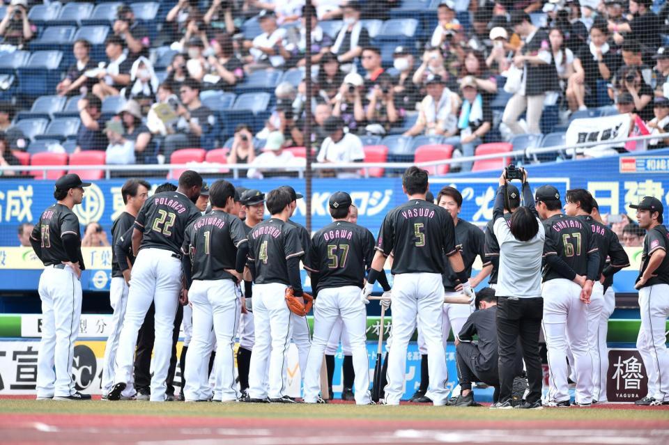 　試合前、円陣を組むロッテナイン（撮影・開出牧）