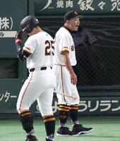 　８回、空振り三振の岡本和（左）と厳しい表情で選手交代を告げる阿部監督（撮影・金田祐二）