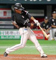 　６回、石川慎が左越えに適時二塁打を放つ