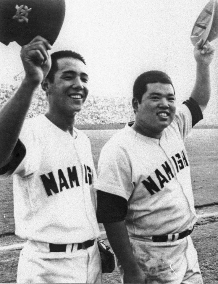 　牛島（左）と香川の波商バッテリー＝１９７９年８月１５日、甲子園