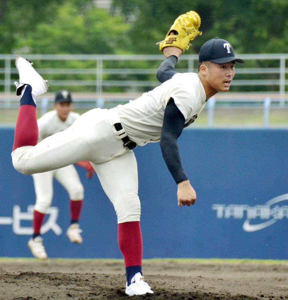 　先発して力投する大阪桐蔭・中野