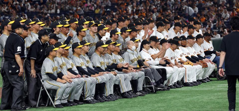 　記念写真に収まる阪神、巨人のＯＢ（撮影・田中太一）