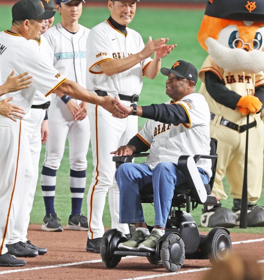 　車いすで登場したクロマティ氏