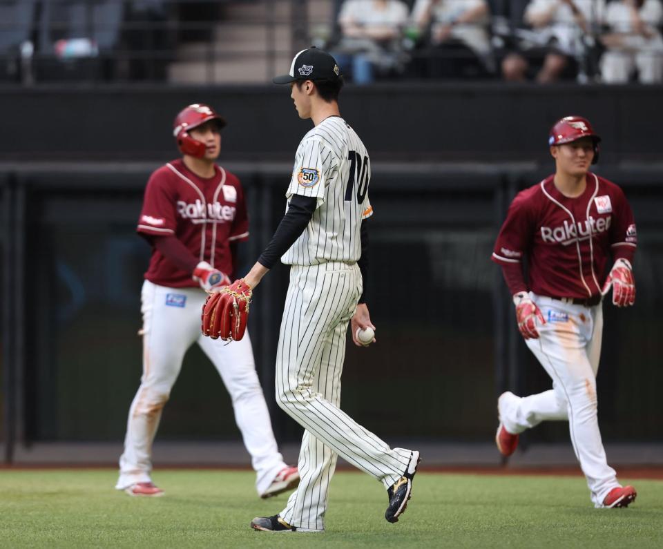 　２回、味方の失策も絡み４失点する福島（撮影・中島達哉）